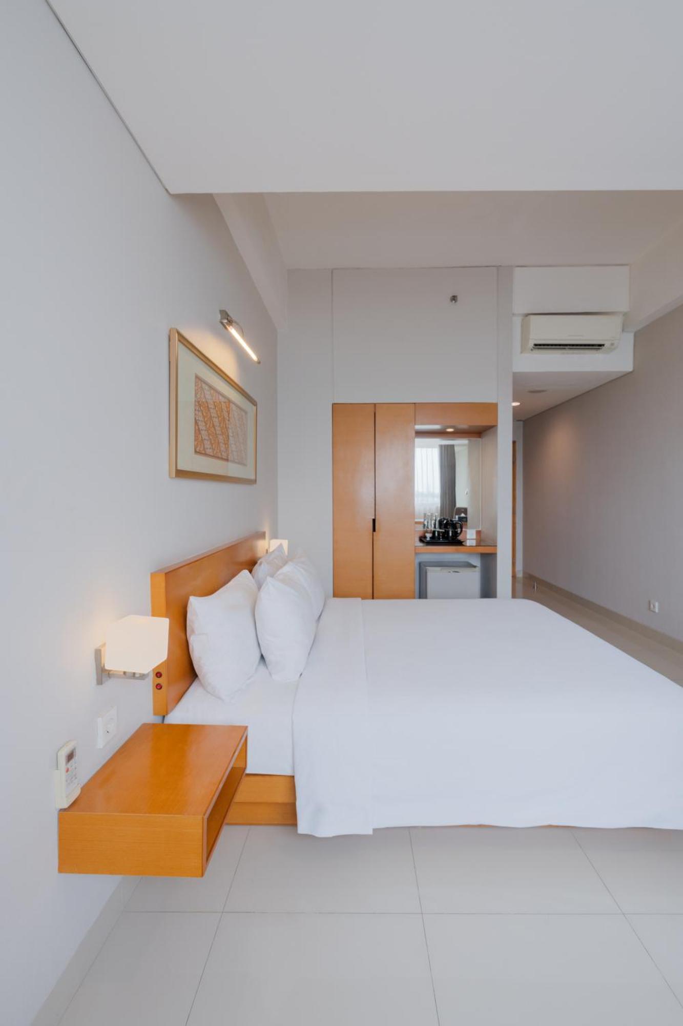 Hotel Santika Jemursari Surabaya Exterior foto