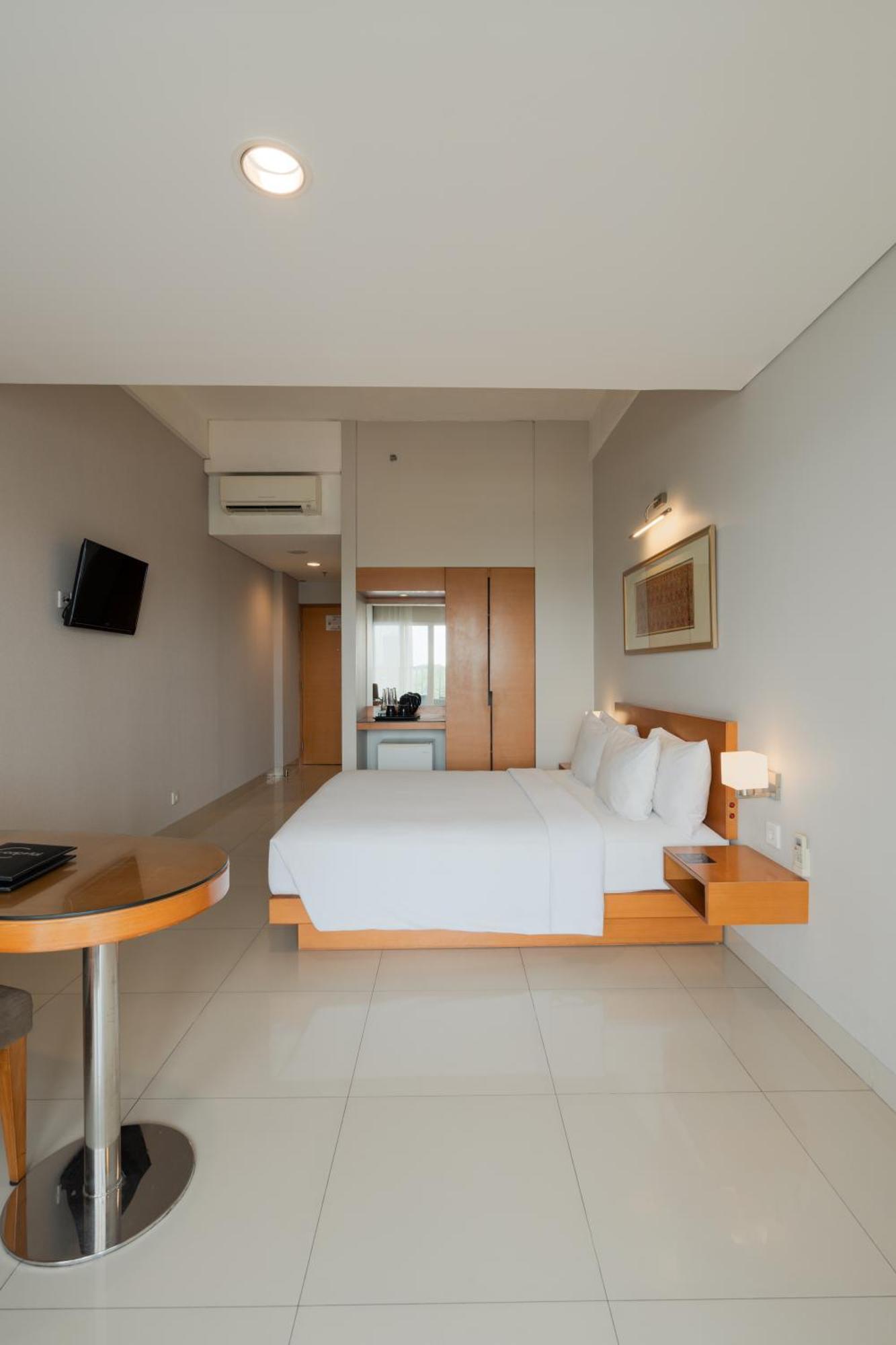 Hotel Santika Jemursari Surabaya Exterior foto