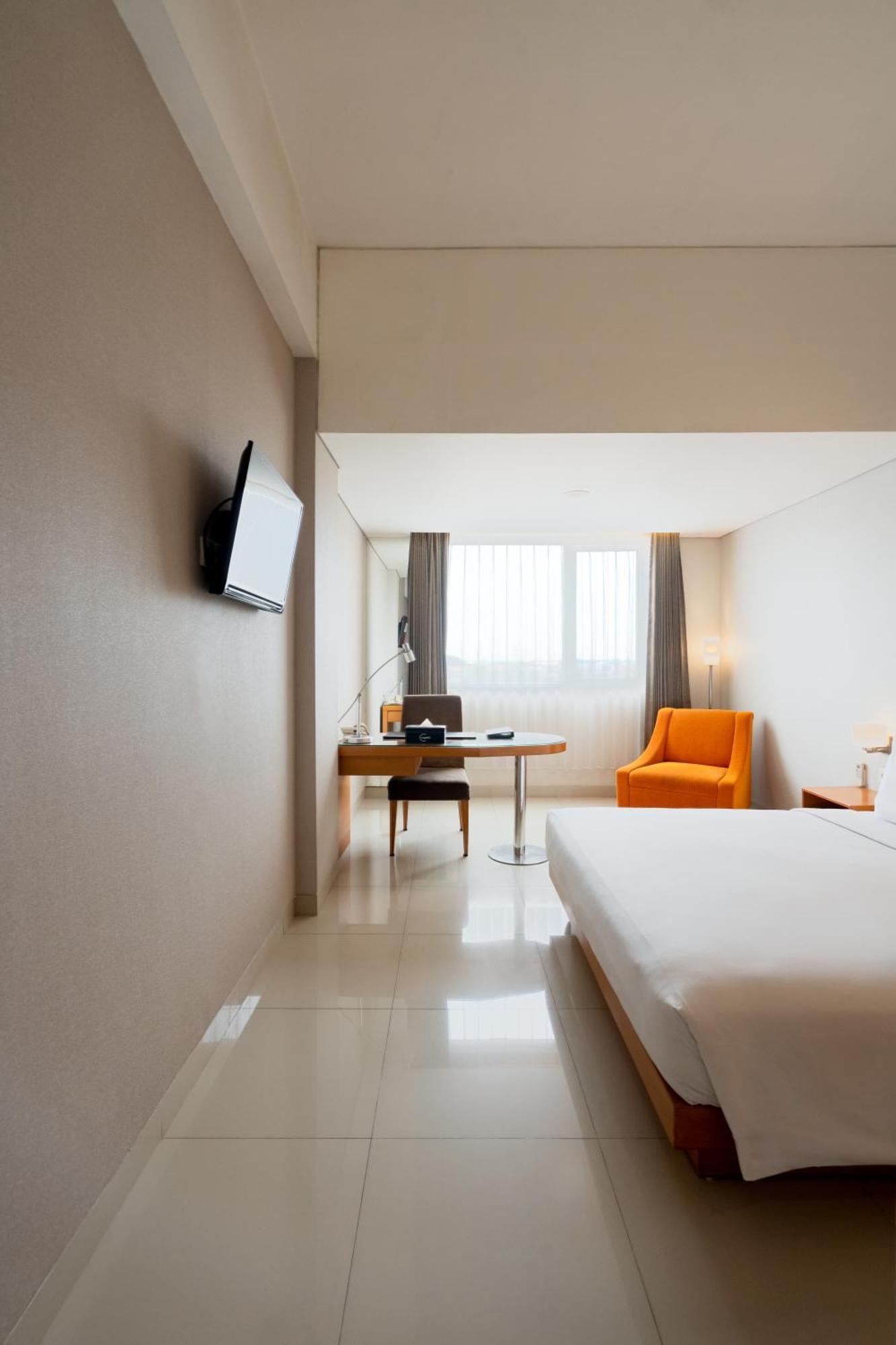 Hotel Santika Jemursari Surabaya Exterior foto