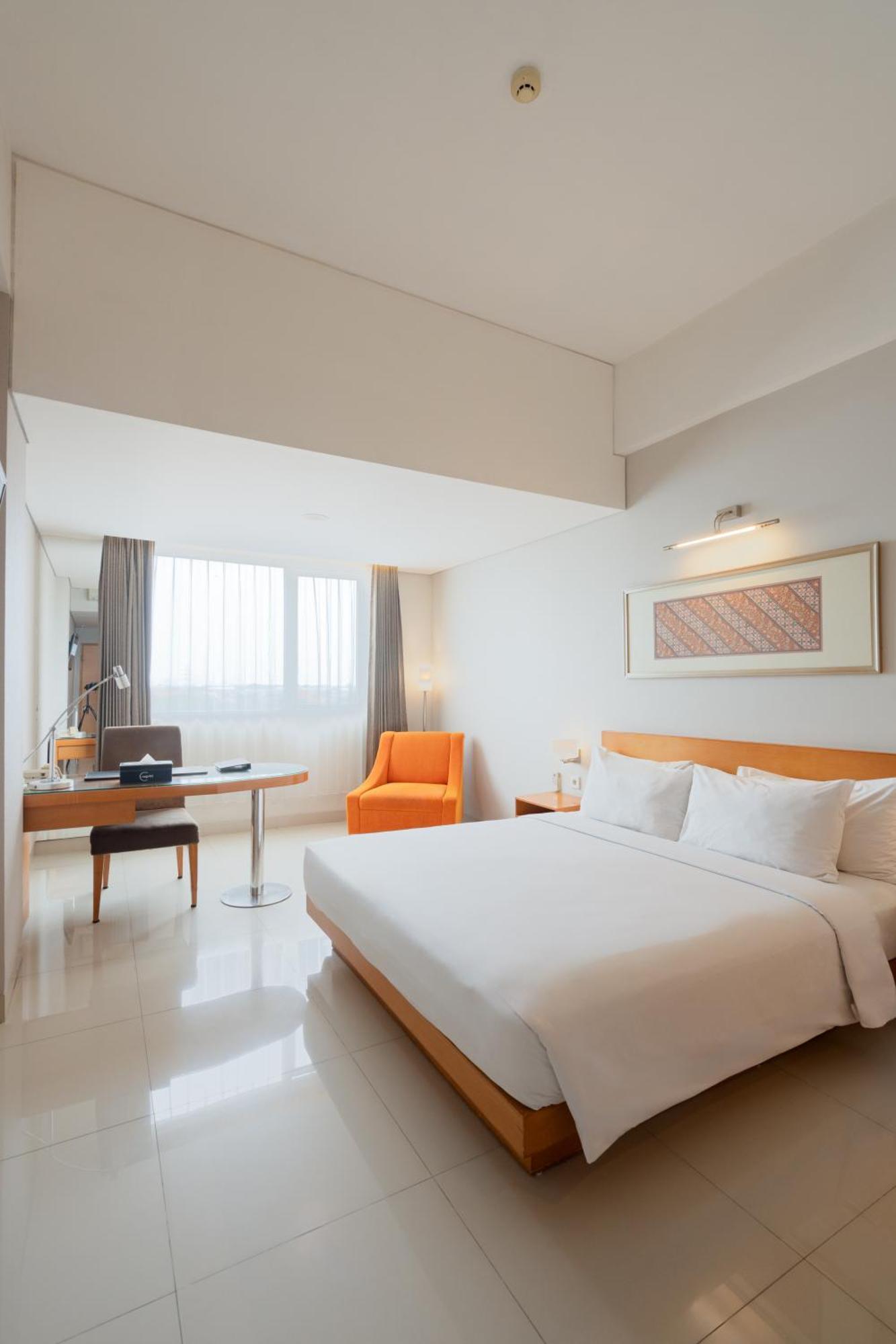 Hotel Santika Jemursari Surabaya Exterior foto